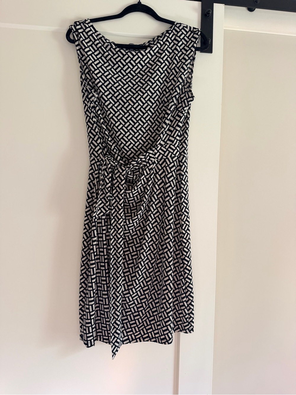 Chaps Black & White Geometric Tie-Waist Sleeveless Dress